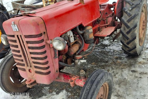 1963 International IHI Farmal 324 traktor