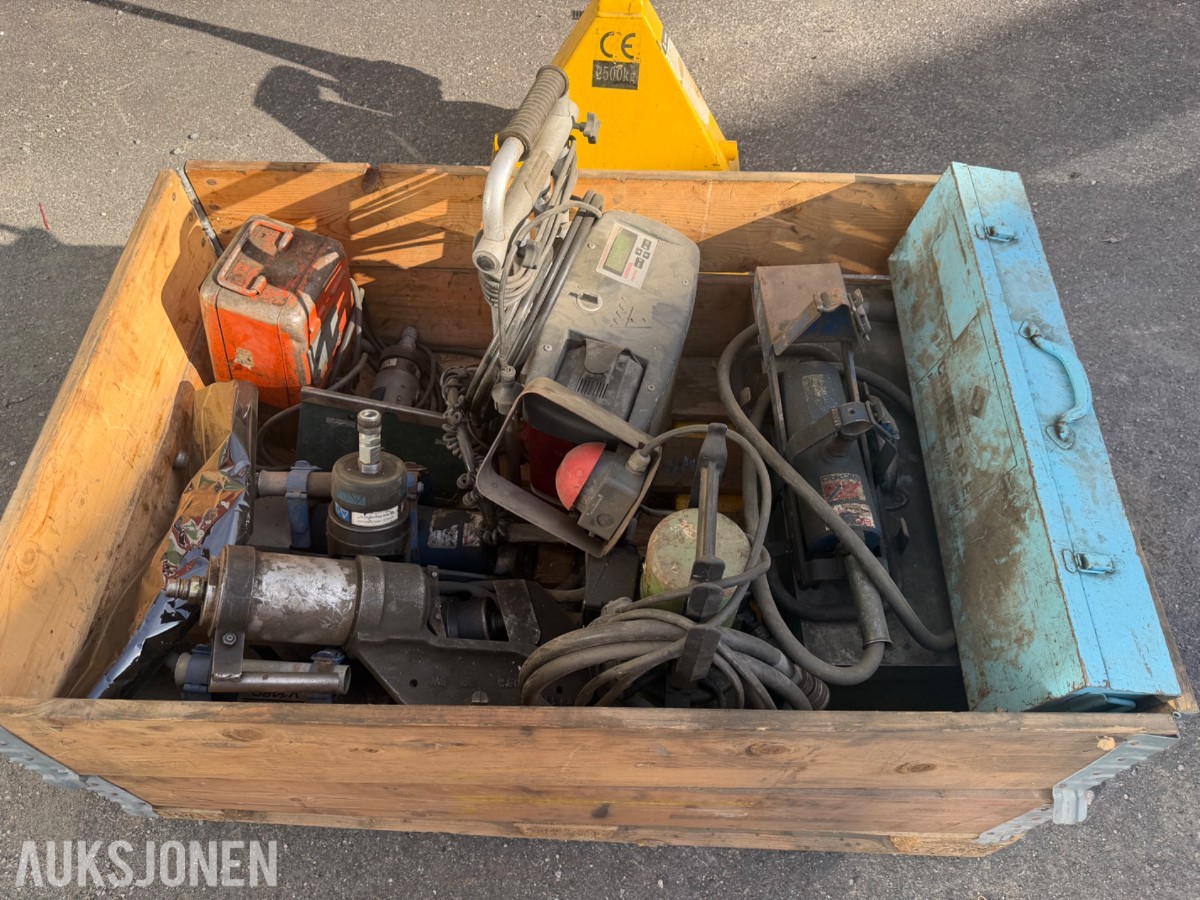 Parti med hydraulisk kabelpresseutstyr, presshoder og pressbakker