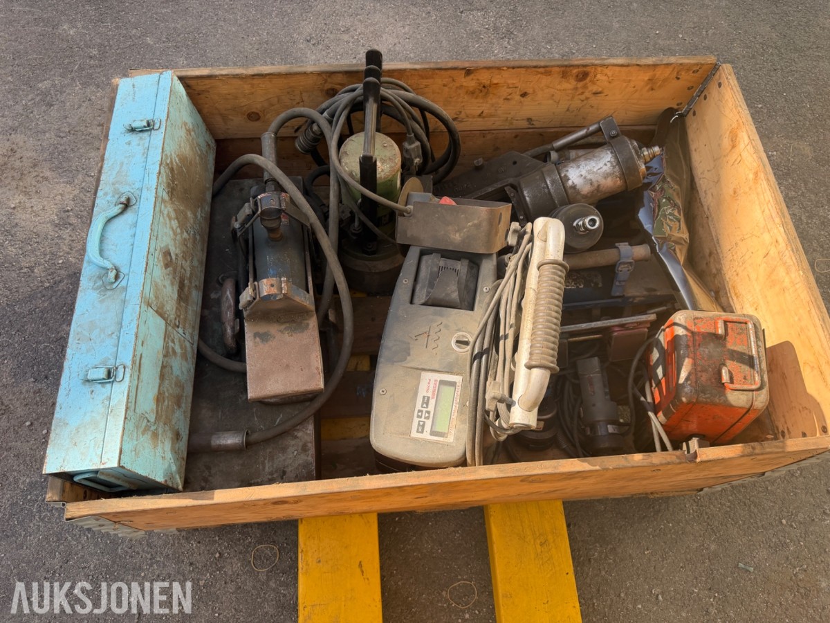 Parti med hydraulisk kabelpresseutstyr, presshoder og pressbakker