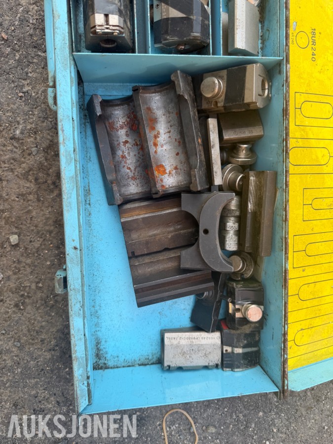 Parti med hydraulisk kabelpresseutstyr, presshoder og pressbakker