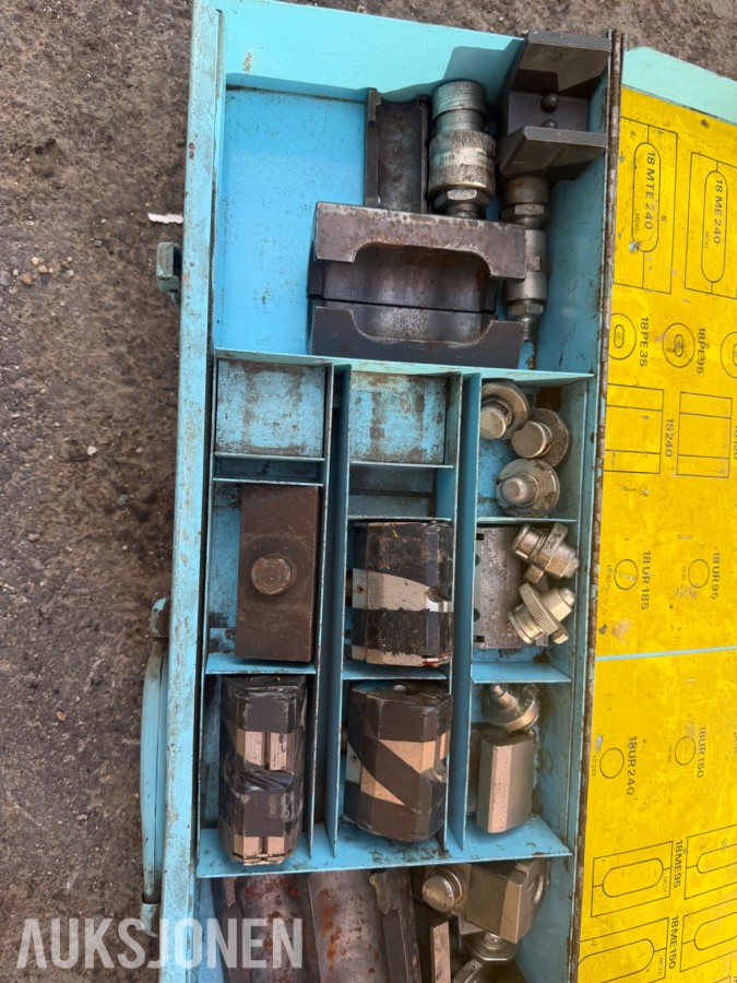 Parti med hydraulisk kabelpresseutstyr, presshoder og pressbakker