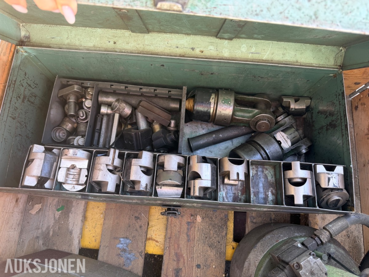 Parti med hydraulisk kabelpresseutstyr, presshoder og pressbakker