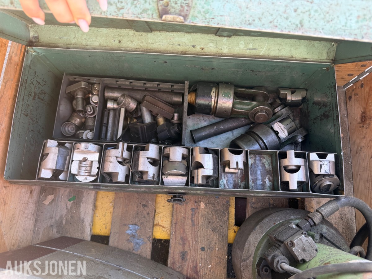Parti med hydraulisk kabelpresseutstyr, presshoder og pressbakker