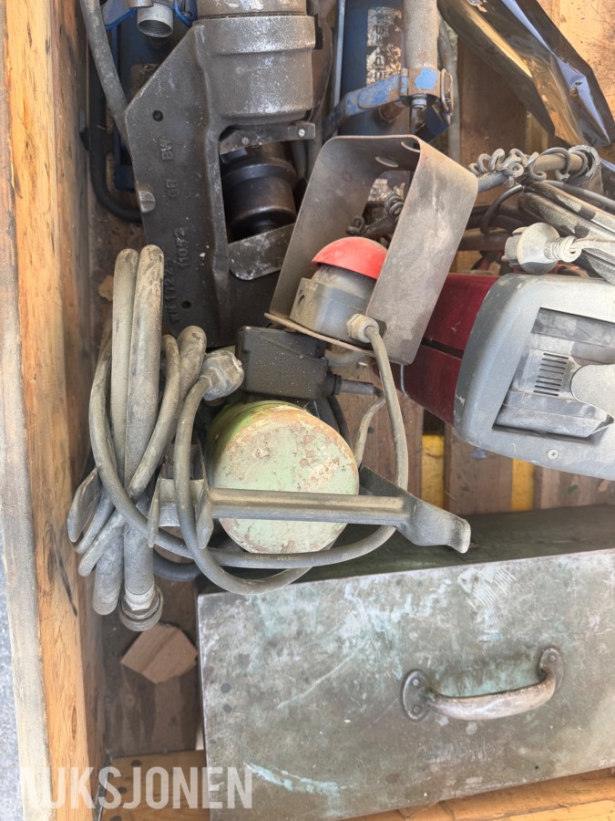 Parti med hydraulisk kabelpresseutstyr, presshoder og pressbakker