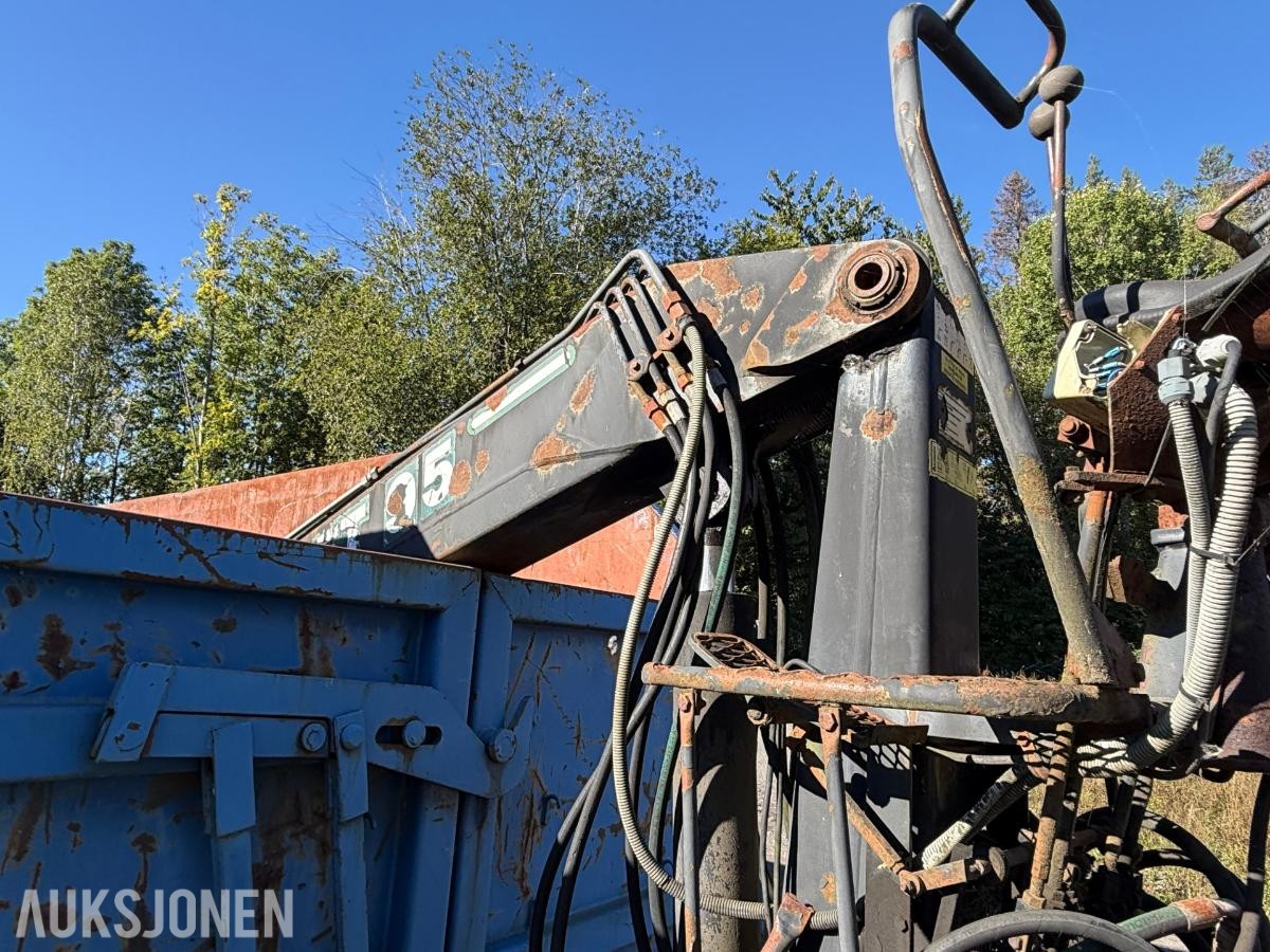 Krokcontainer med Loglift 095 kran