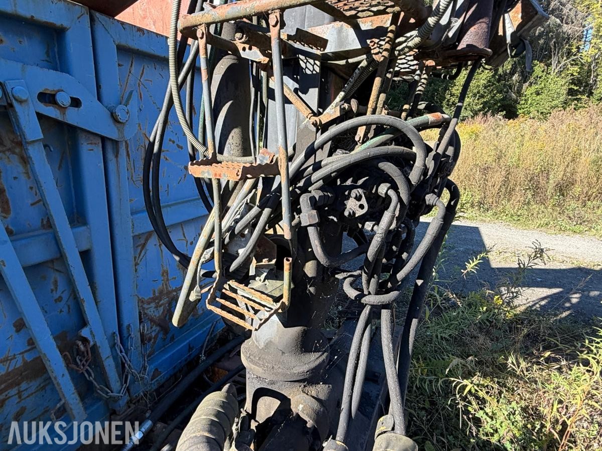 Krokcontainer med Loglift 095 kran