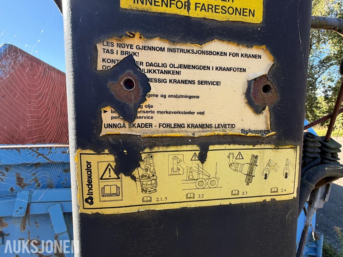 Krokcontainer med Loglift 095 kran