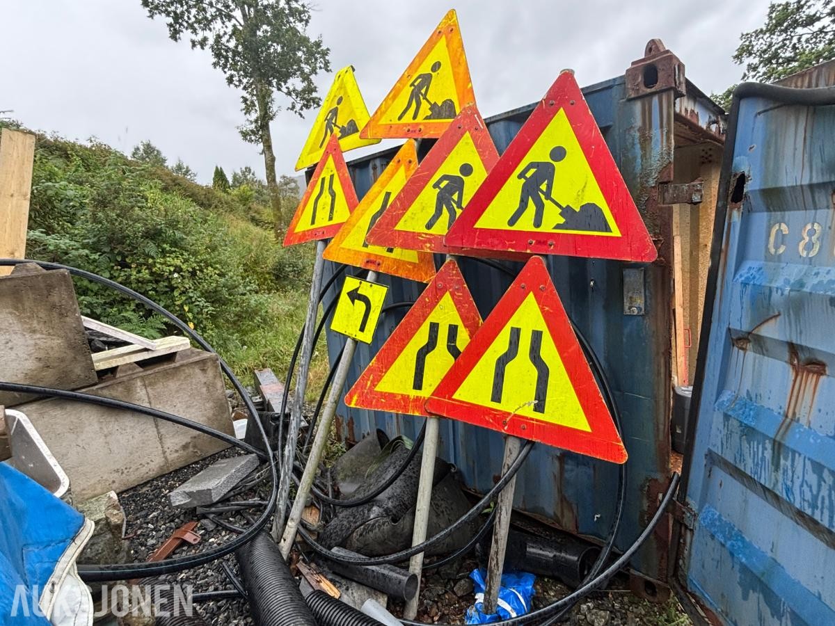 Diverse veiskilt med skiltstolper
