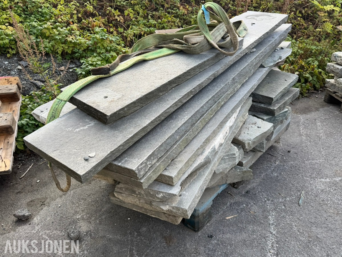 Stort parti granitt brostein og granittblokker