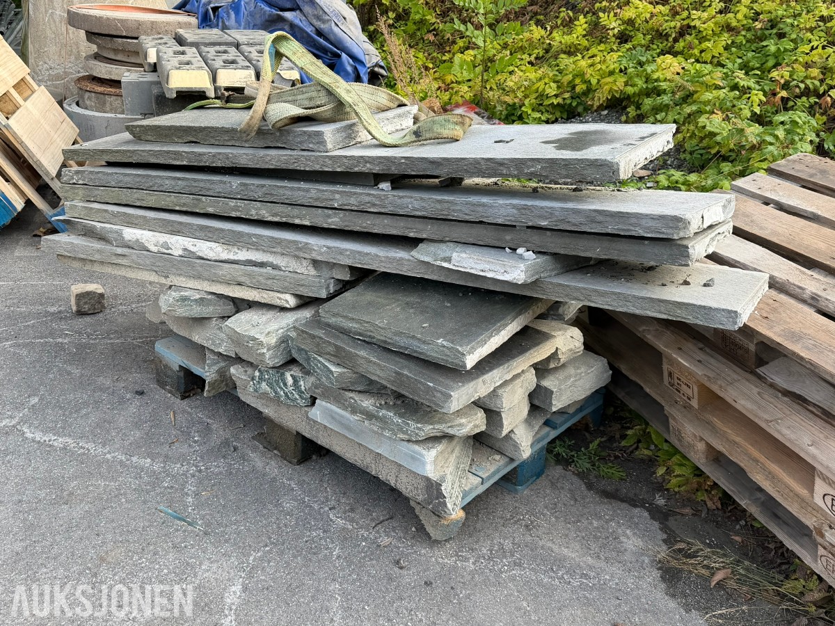 Stort parti granitt brostein og granittblokker