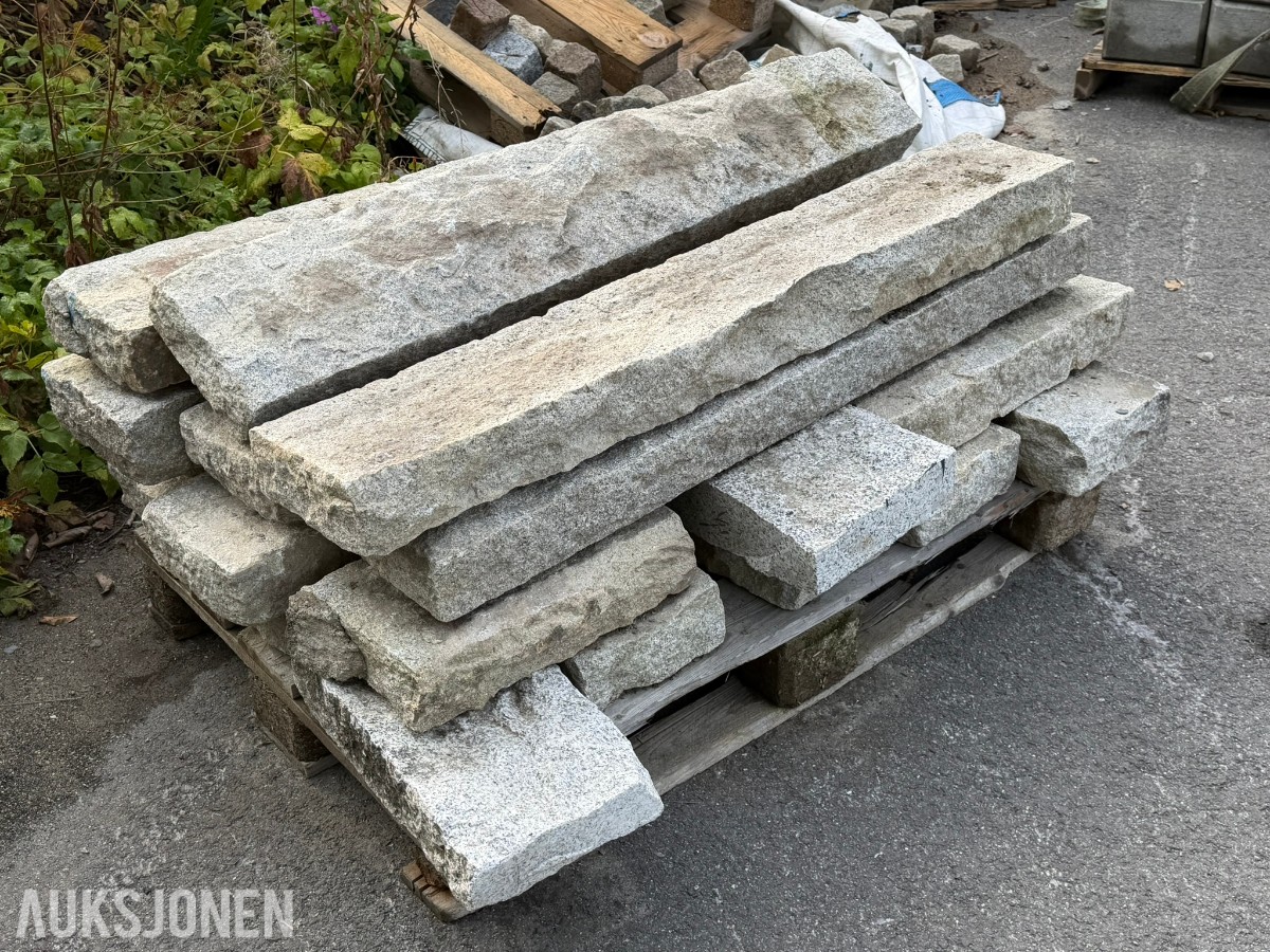 Stort parti granitt brostein og granittblokker