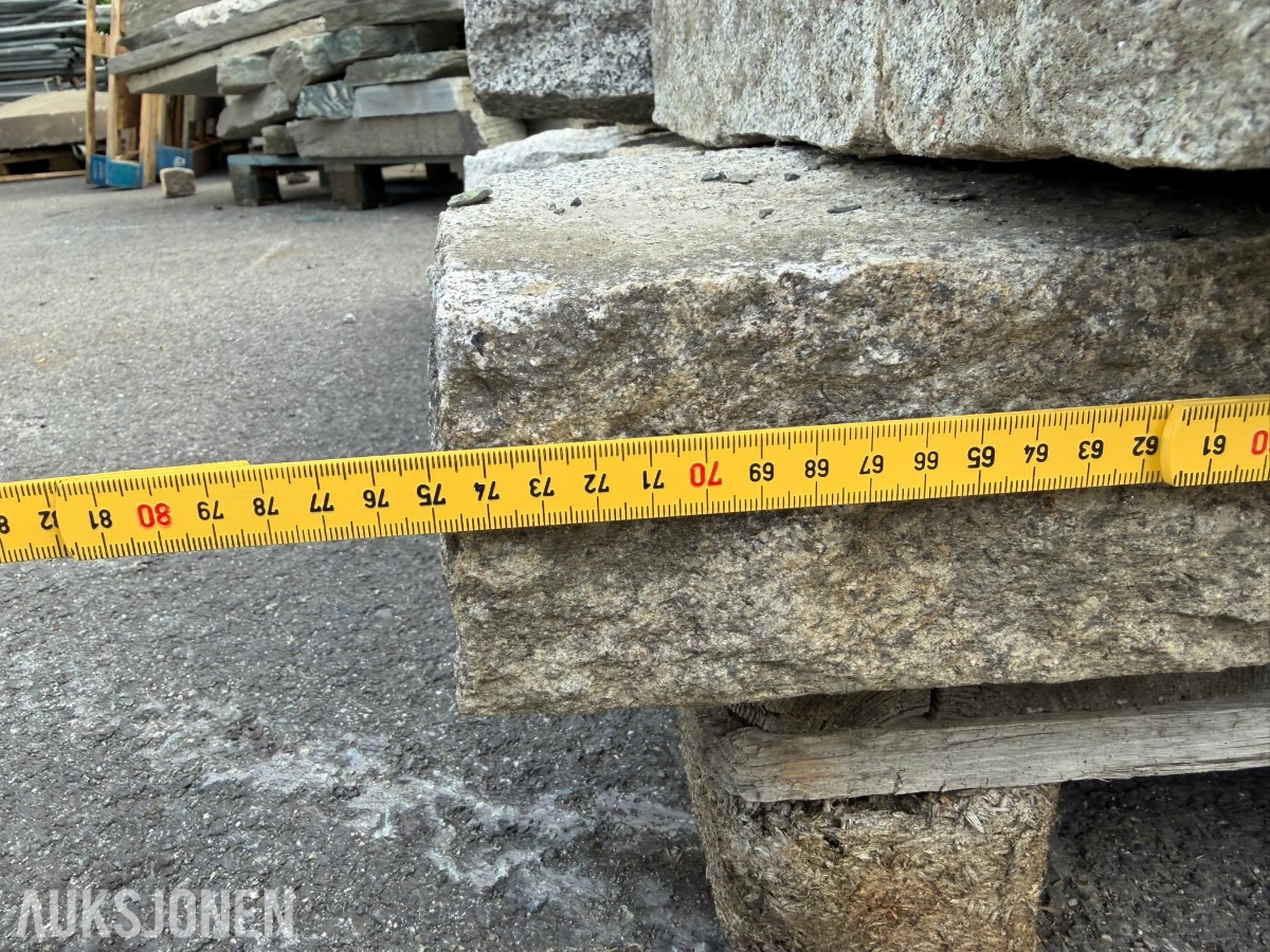 Stort parti granitt brostein og granittblokker
