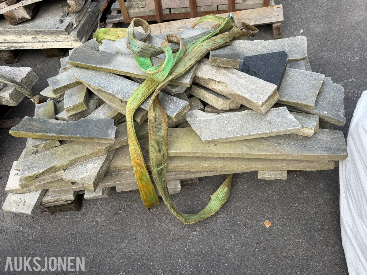 Stort parti granitt brostein og granittblokker