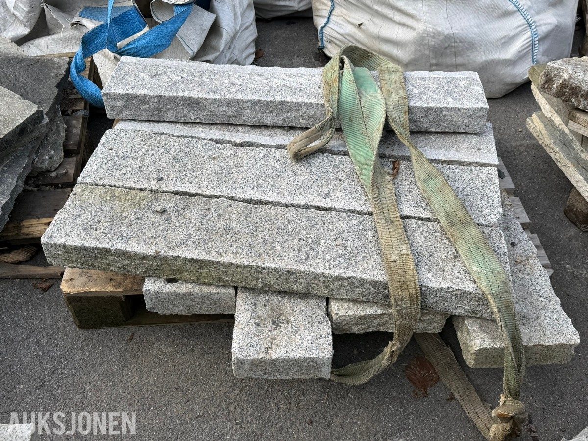 Stort parti granitt brostein og granittblokker