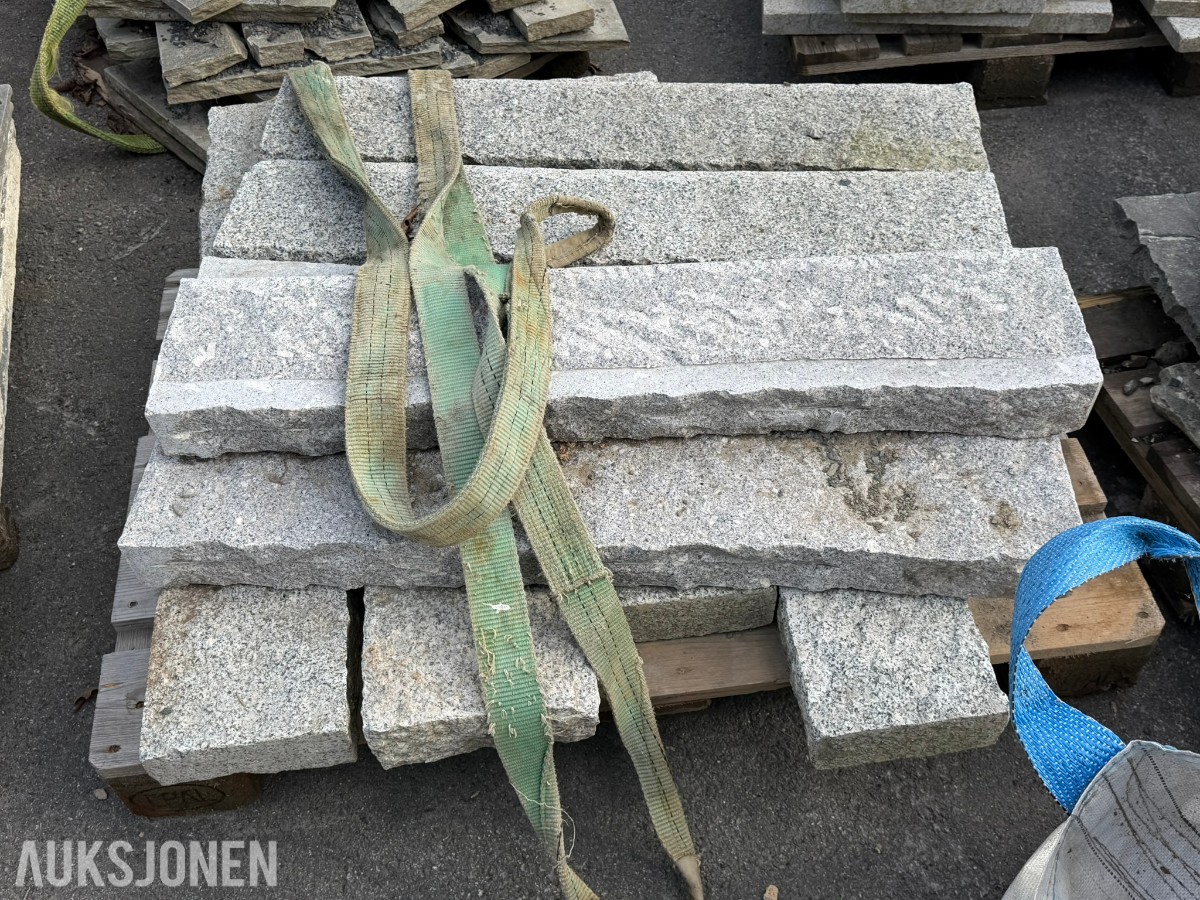 Stort parti granitt brostein og granittblokker