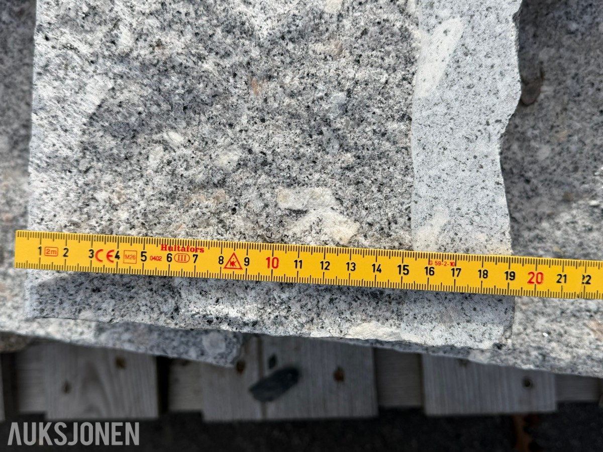 Stort parti granitt brostein og granittblokker
