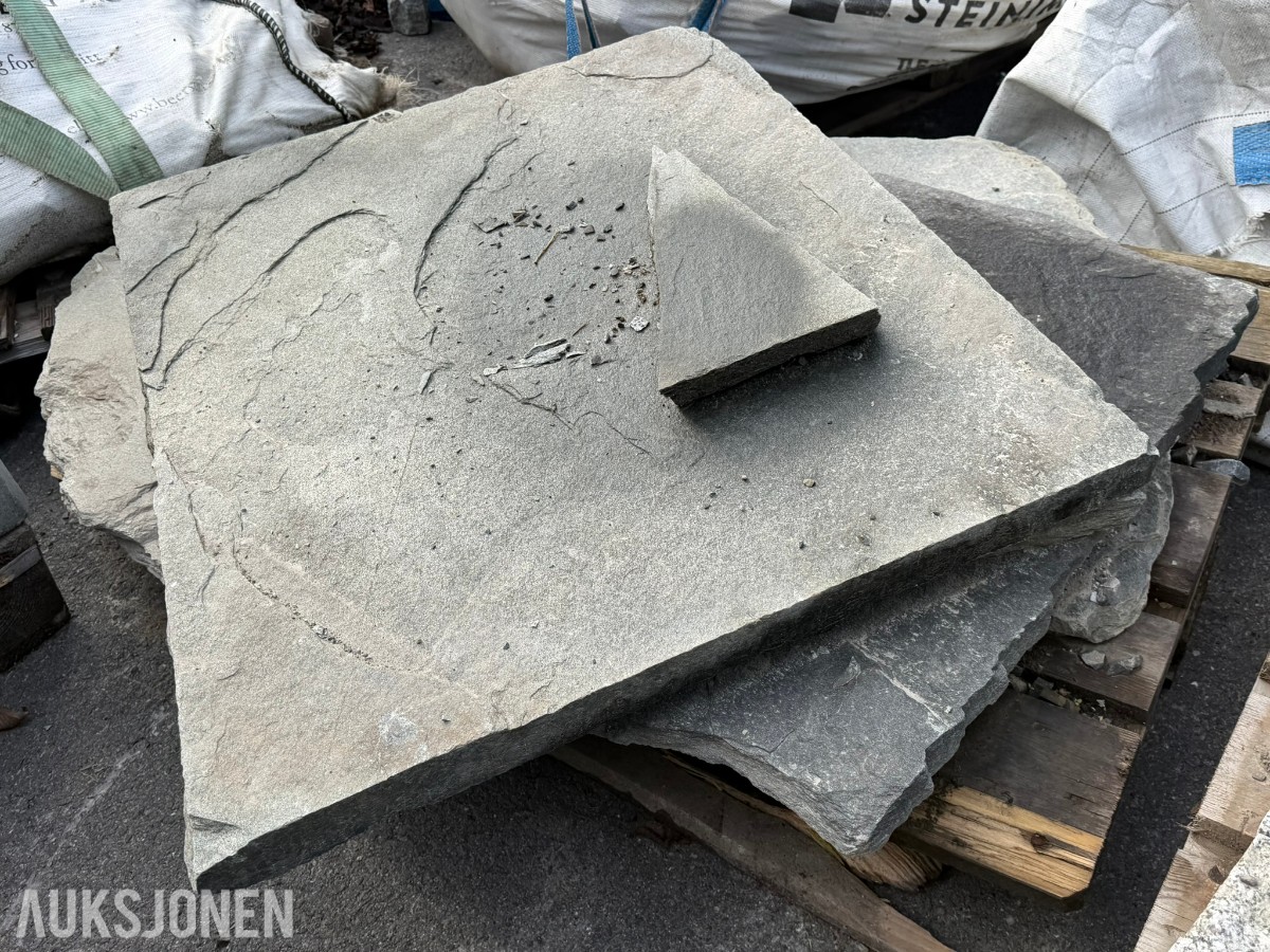 Stort parti granitt brostein og granittblokker