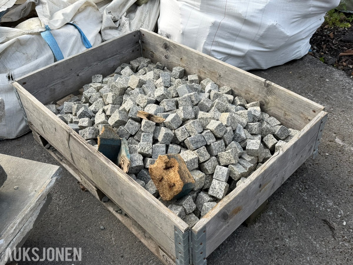 Stort parti granitt brostein og granittblokker