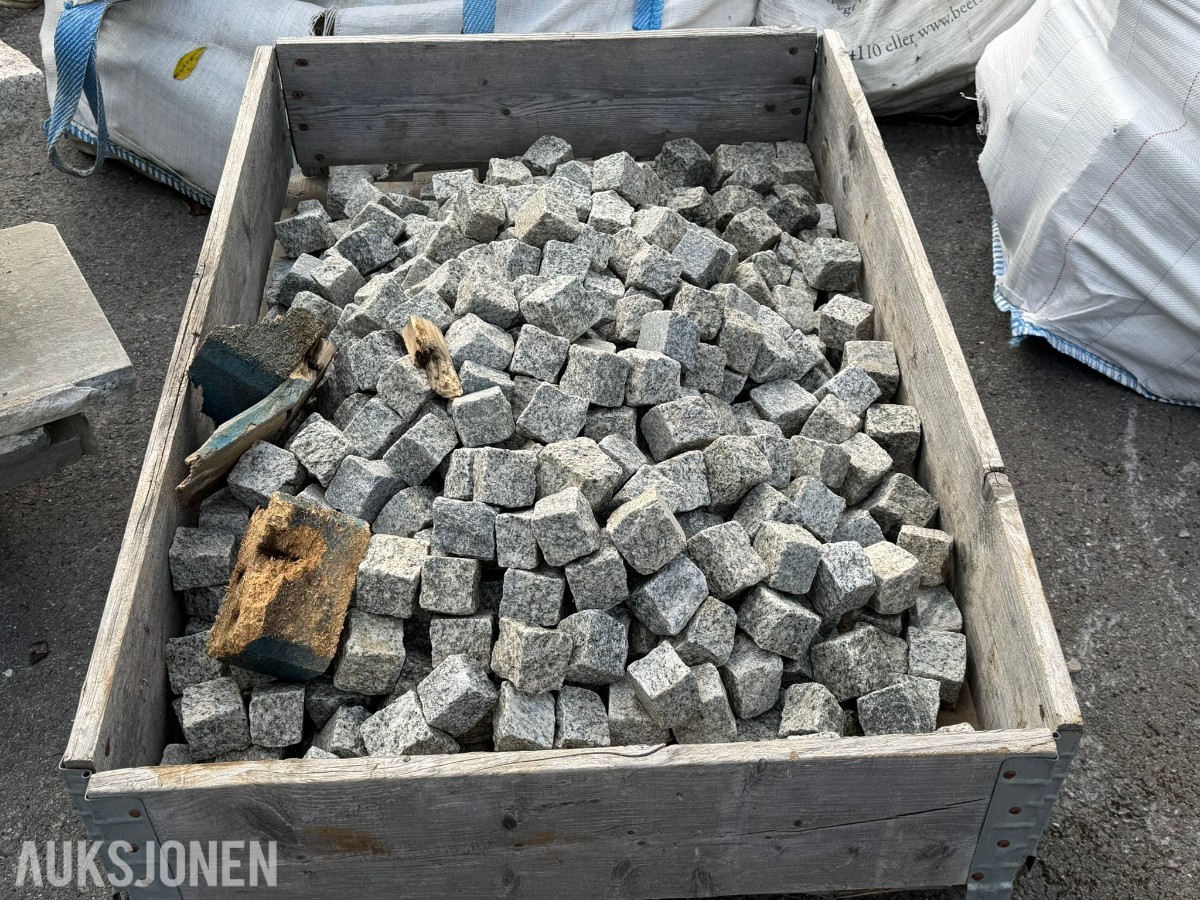 Stort parti granitt brostein og granittblokker