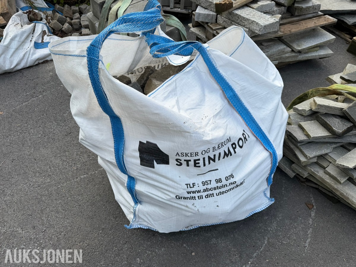 Stort parti granitt brostein og granittblokker