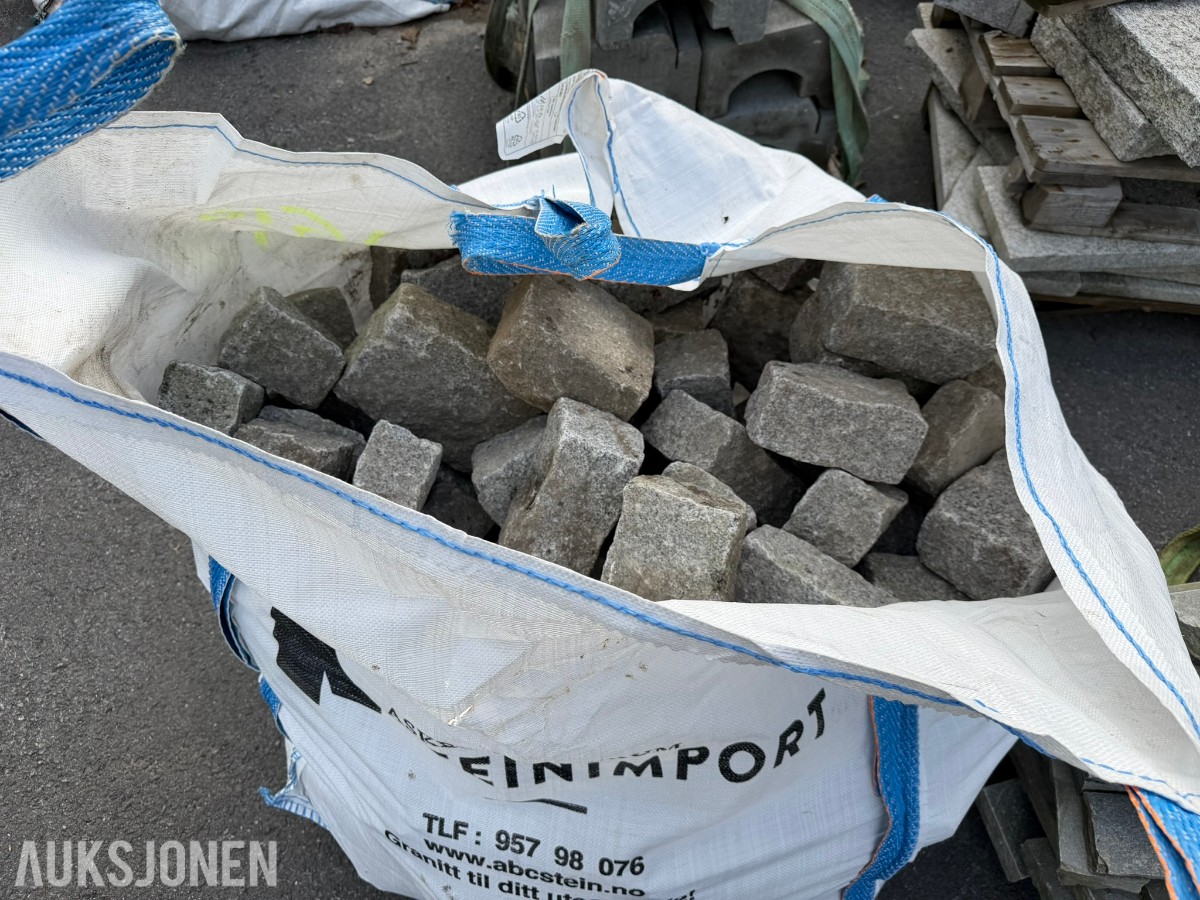 Stort parti granitt brostein og granittblokker