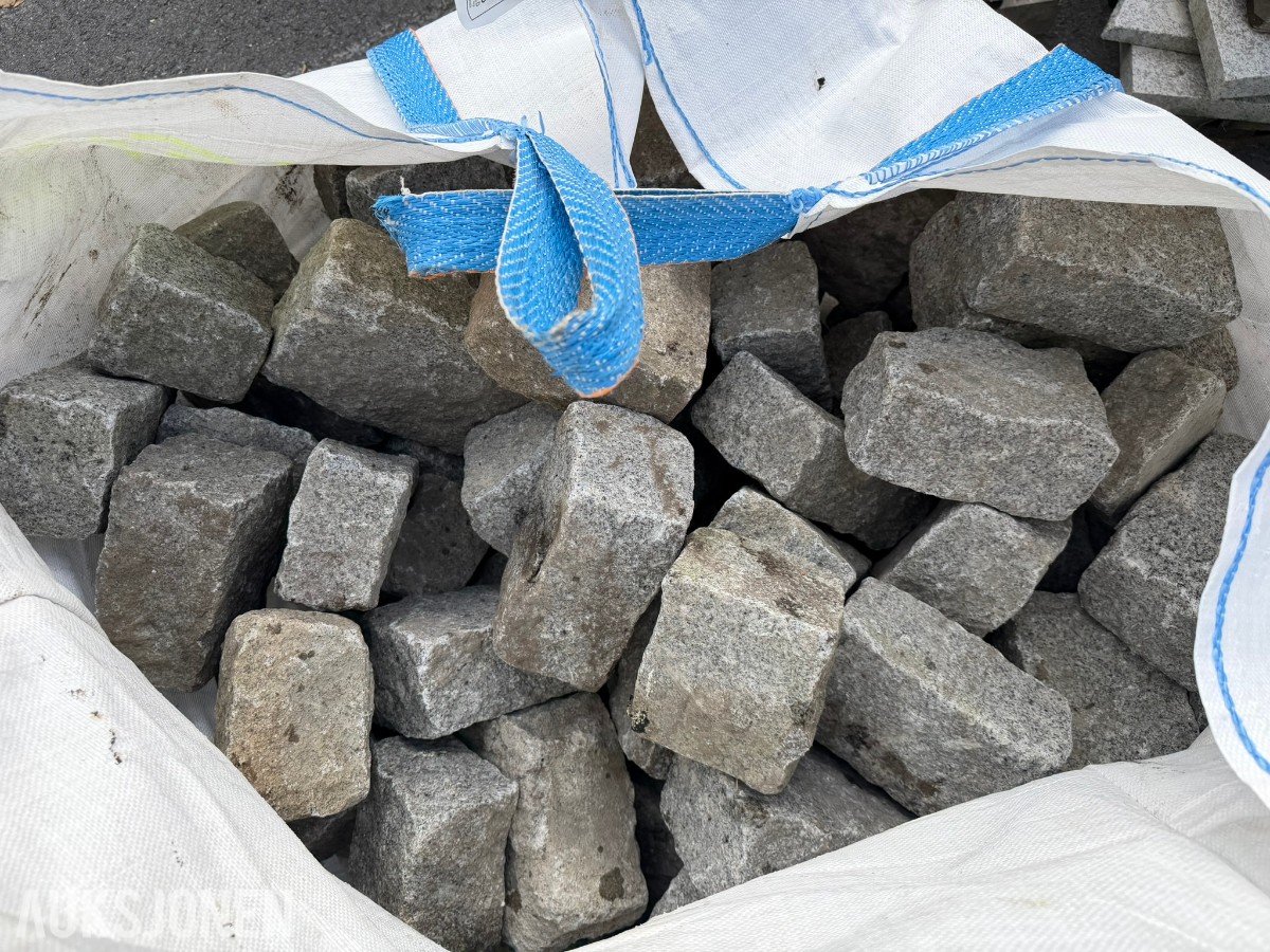 Stort parti granitt brostein og granittblokker
