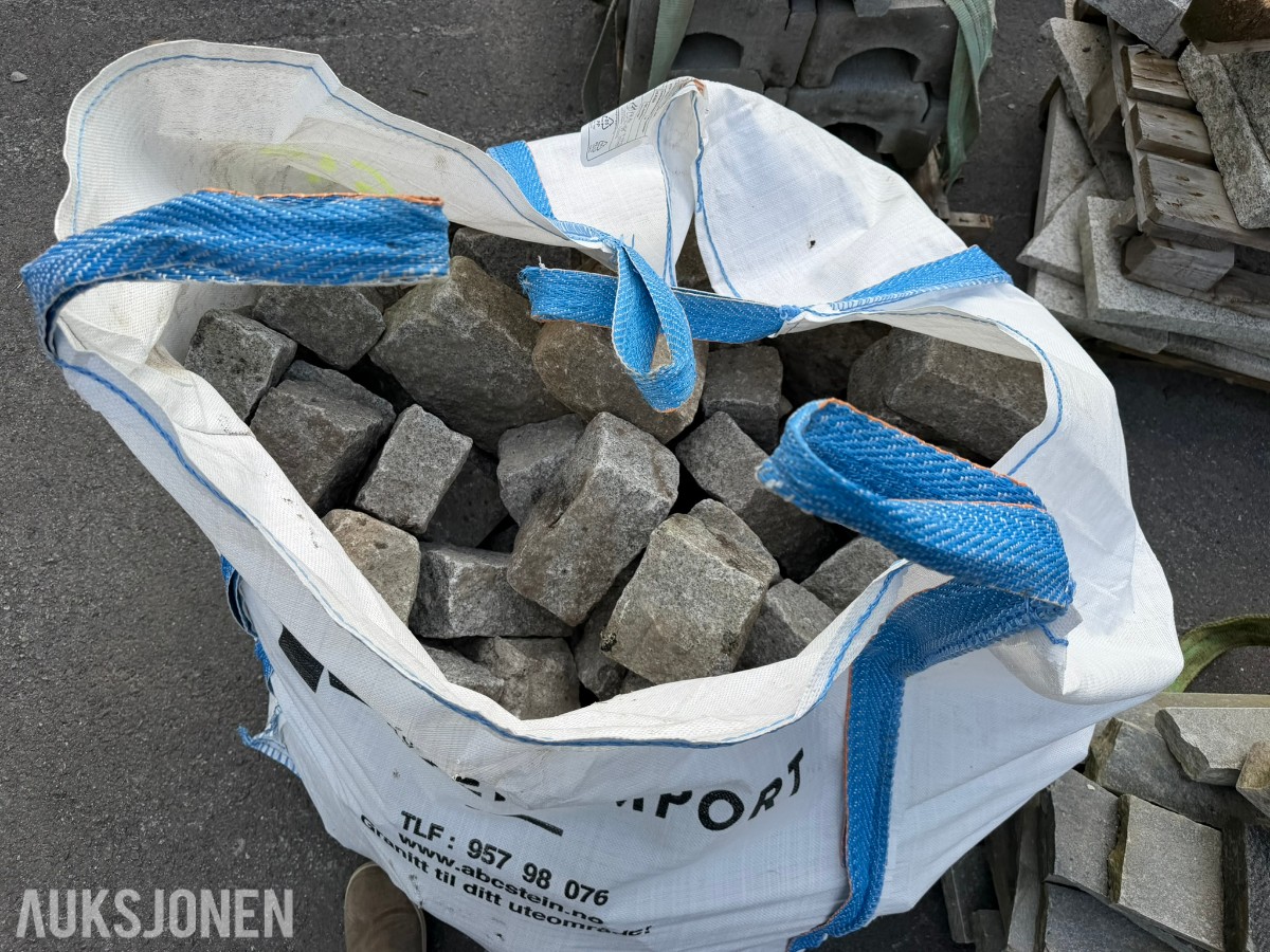 Stort parti granitt brostein og granittblokker