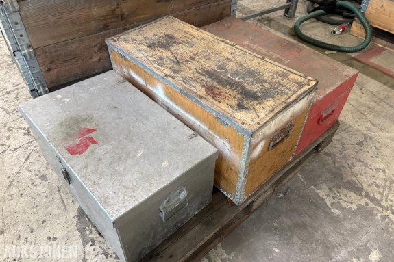 Parti med verkstedverktøy, luftverktøy  og oppbevaringskasser