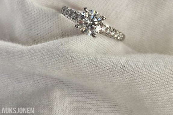 1.01CT DIAMANTRING I 14K GULL. HELT NATURLIGE DIAMANTER! TAKSTBREV OG SERTIFIKAT!