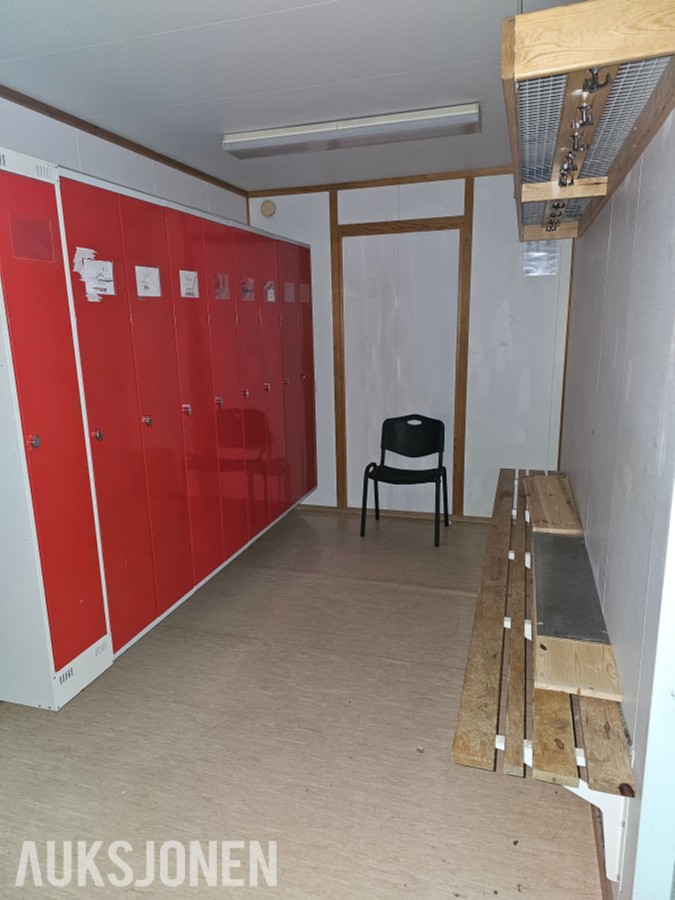 Åpen 2WC A30 brakke med garderobe og sanitærrom