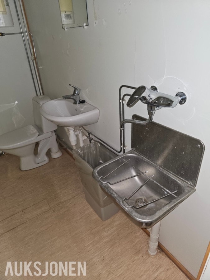 Åpen 2WC A30 brakke med garderobe og sanitærrom