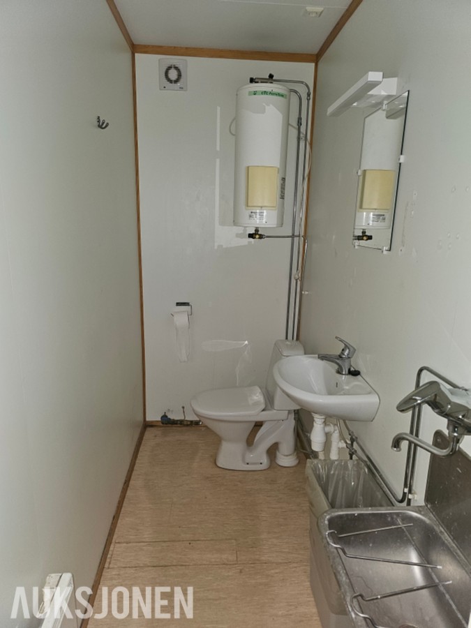 Åpen 2WC A30 brakke med garderobe og sanitærrom