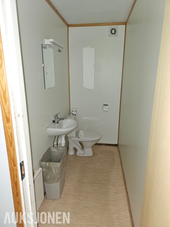 Åpen 2WC A30 brakke med garderobe og sanitærrom