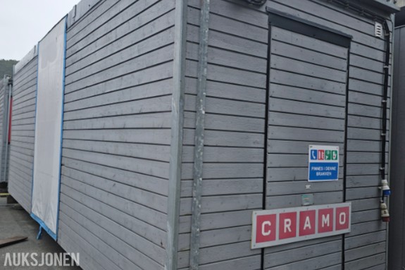 Åpen 2WC A30 brakke med garderobe og sanitærrom
