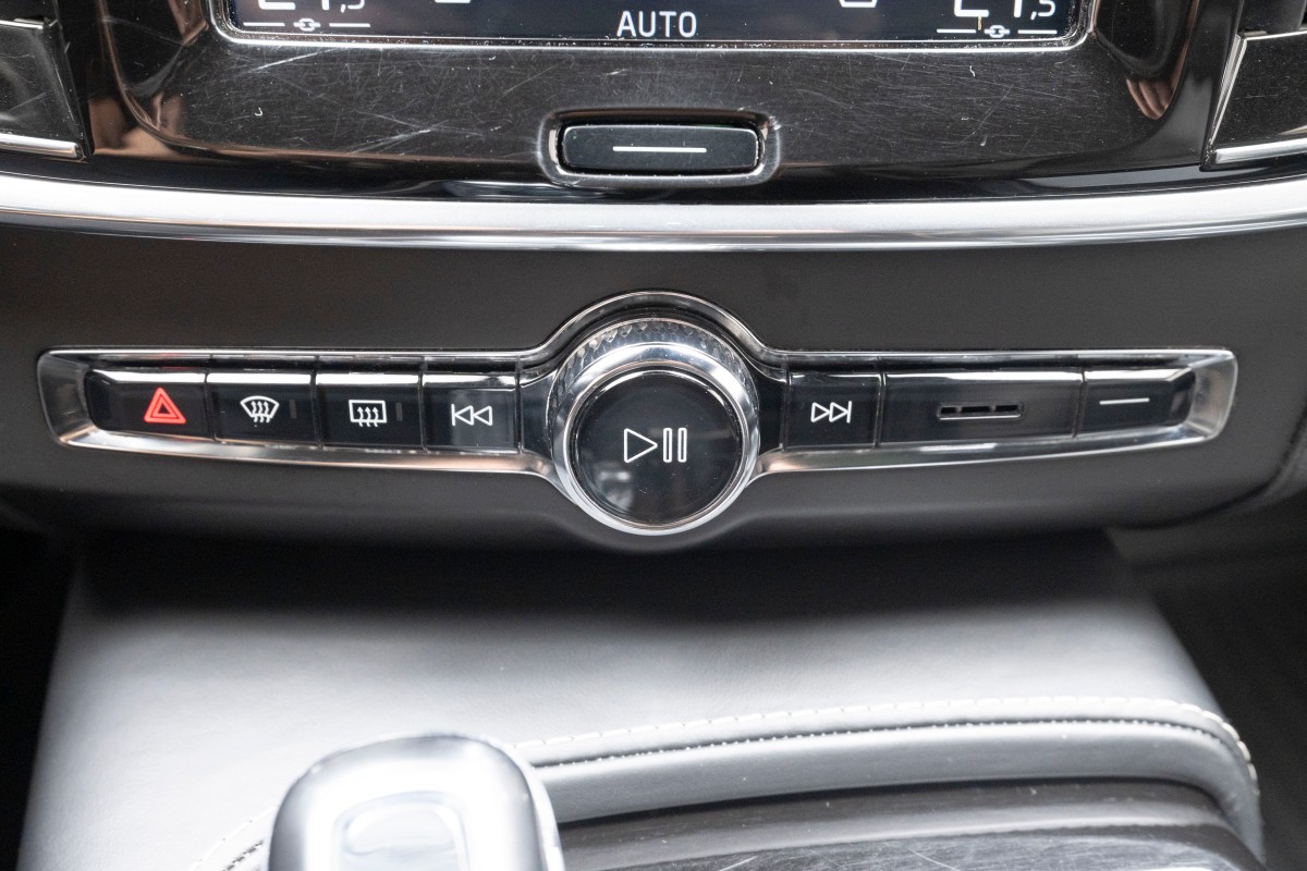 2018 Volvo V90 T8 407 HK R-DESIGN PANORAMA ACC HENGERFESTE KAMERA LED NAVI 