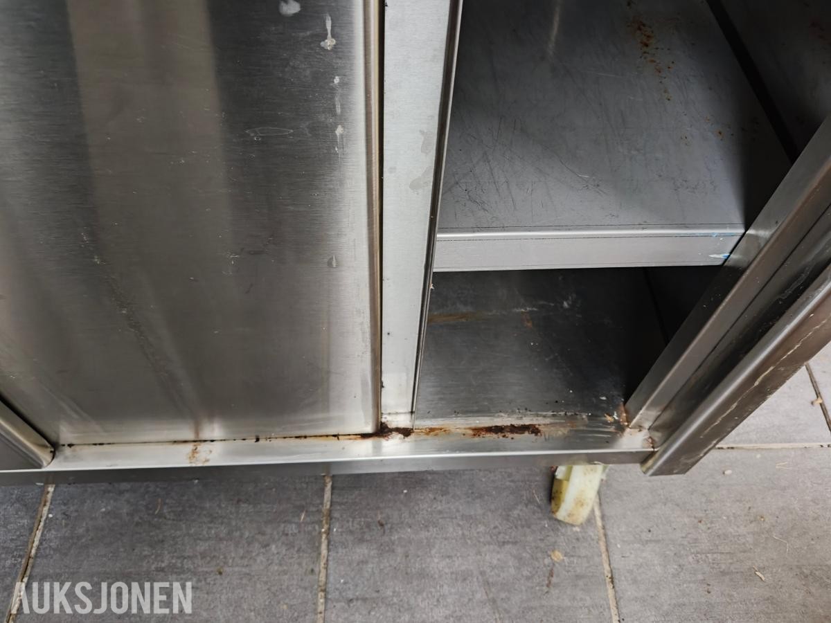 Rustfritt arbeidsskap med skyvedører og hjul - Storkjøkken