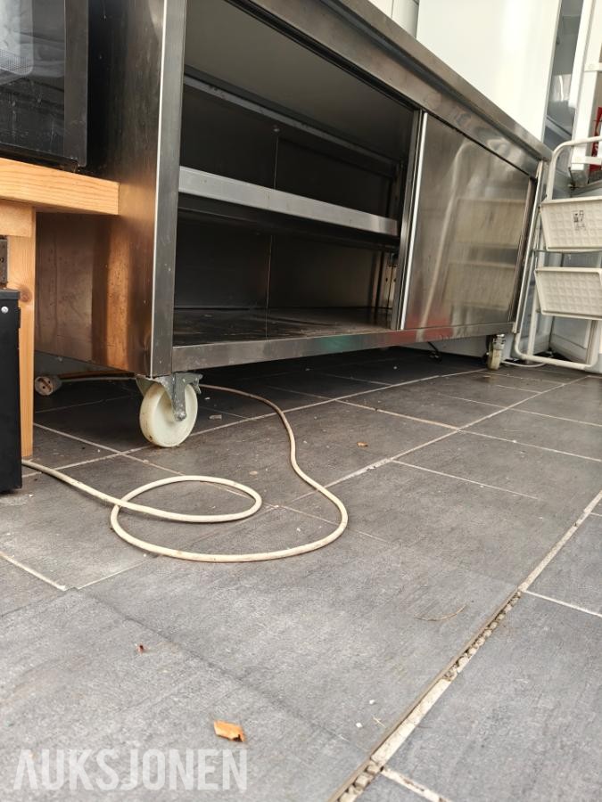 Rustfritt arbeidsskap med skyvedører og hjul - Storkjøkken