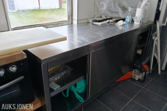 Rustfritt arbeidsskap med skyvedører og hjul - Storkjøkken