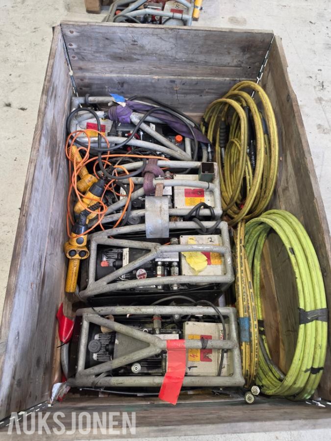 Diverse hydrauliske muttertrekkere,aggrgat,slanger,deler