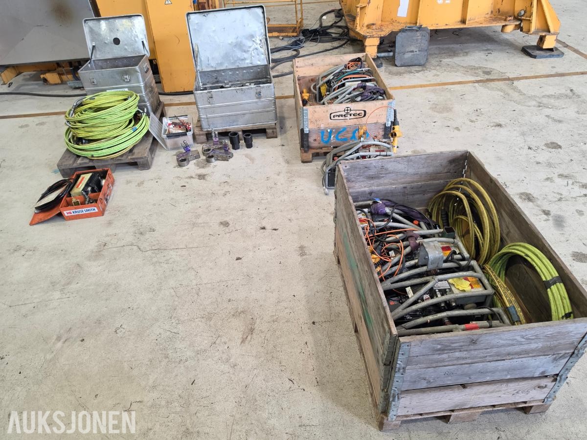 Diverse hydrauliske muttertrekkere,aggrgat,slanger,deler