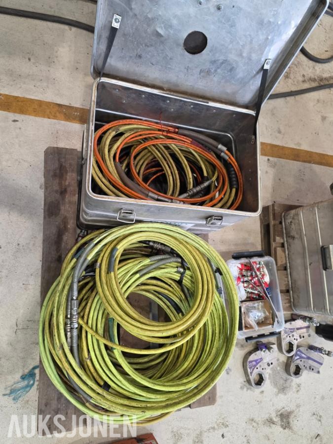 Diverse hydrauliske muttertrekkere,aggrgat,slanger,deler