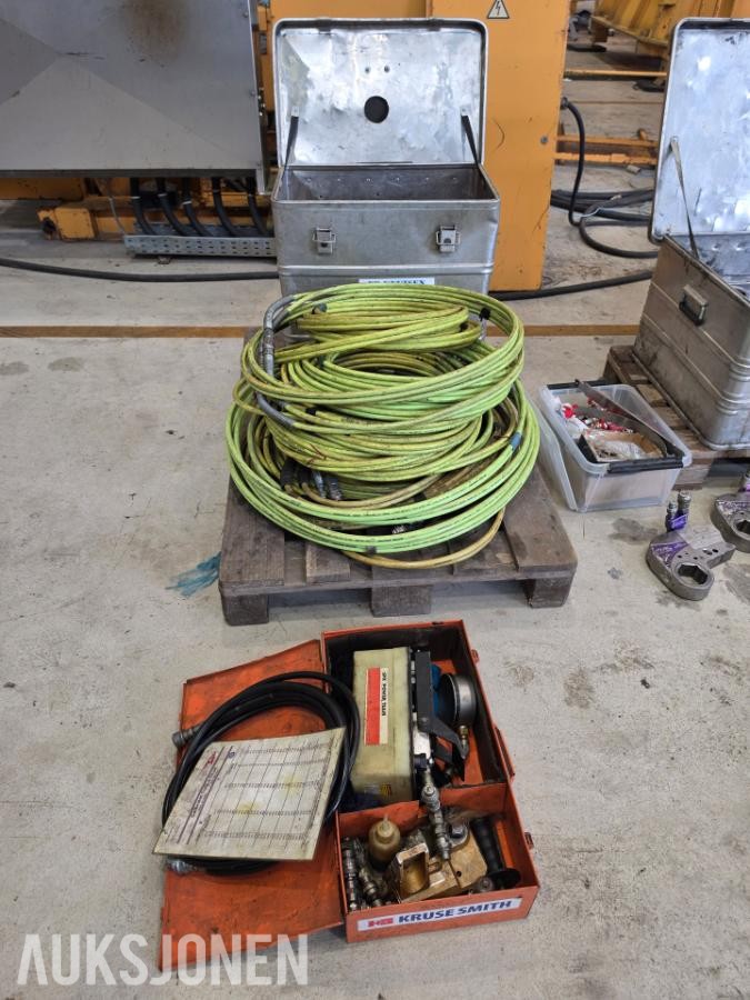 Diverse hydrauliske muttertrekkere,aggrgat,slanger,deler
