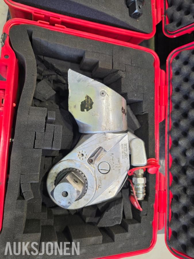 Diverse hydrauliske muttertrekkere,aggrgat,slanger,deler