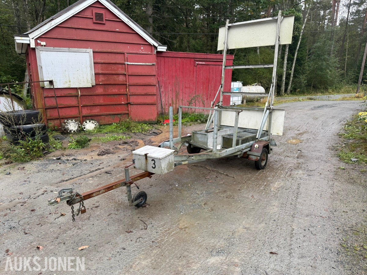 Brenderup skilthenger - varslingshenger – hev-/senkbar skiltplate