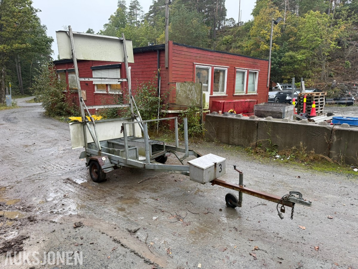 Brenderup skilthenger - varslingshenger – hev-/senkbar skiltplate