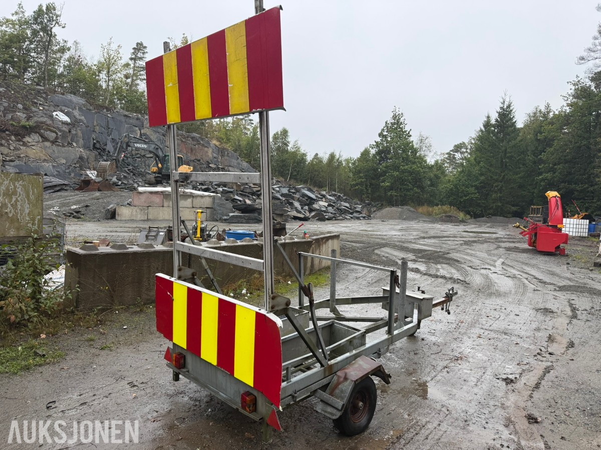 Brenderup skilthenger - varslingshenger – hev-/senkbar skiltplate