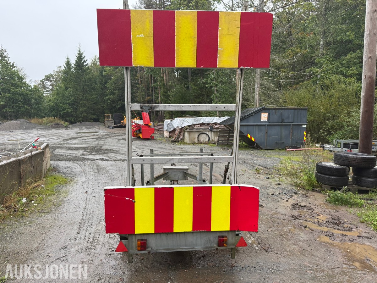 Brenderup skilthenger - varslingshenger – hev-/senkbar skiltplate