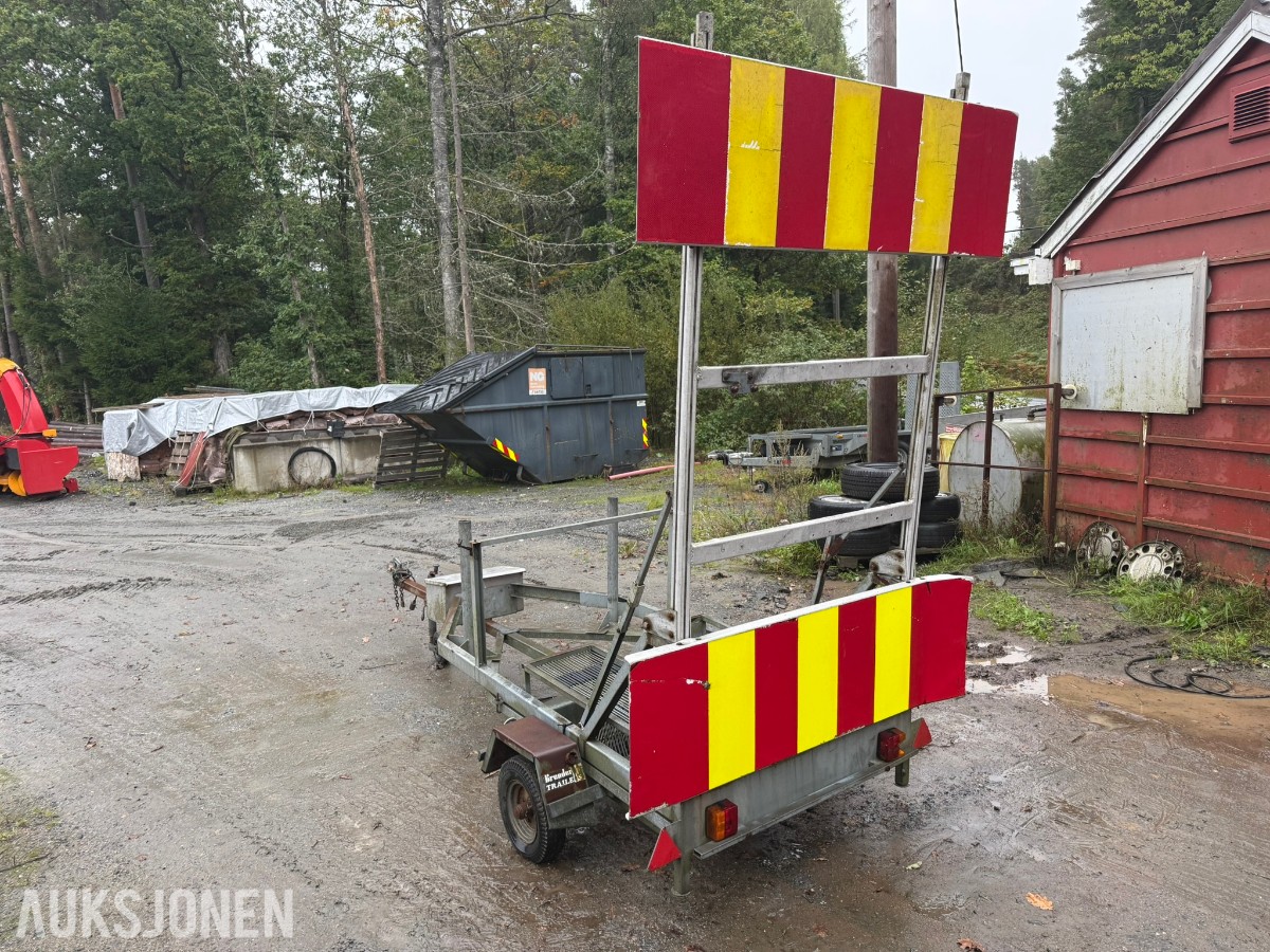 Brenderup skilthenger - varslingshenger – hev-/senkbar skiltplate