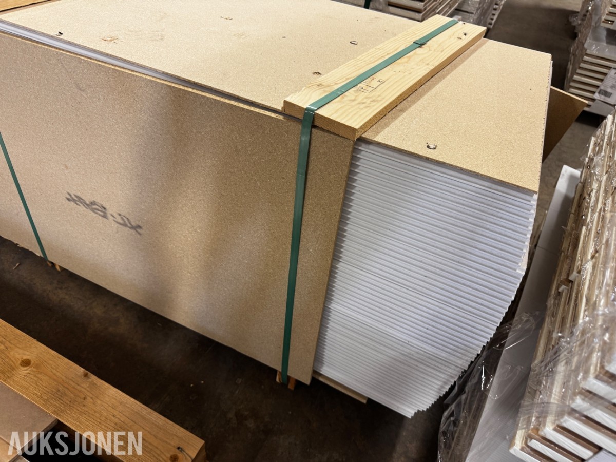 1 pakke plater 48 plater med hvit folie. 620x2820x10 mm