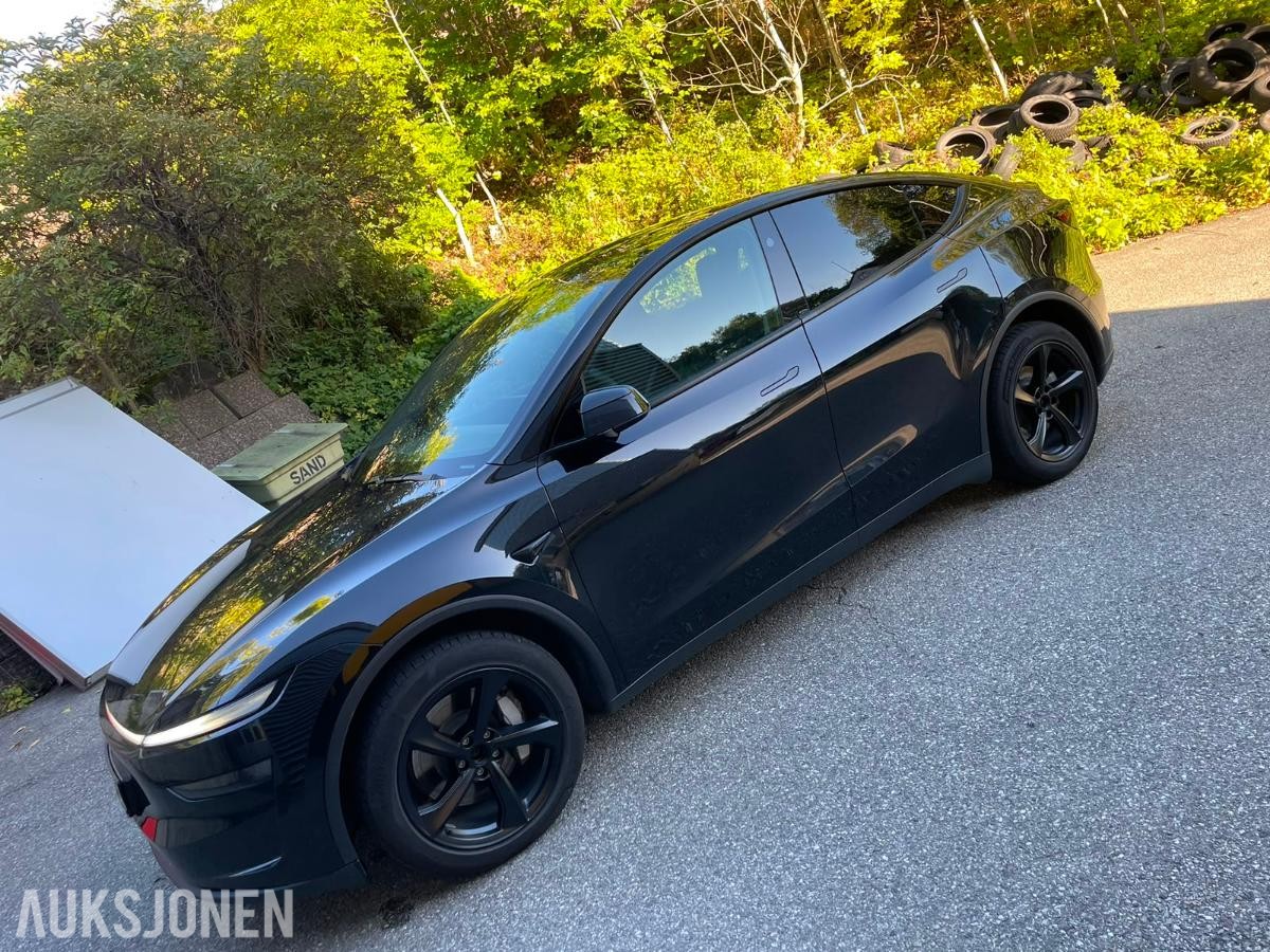 2025 Tesla Model Y Long Range AWD Autopilot, Premium interiør, Varmepakke